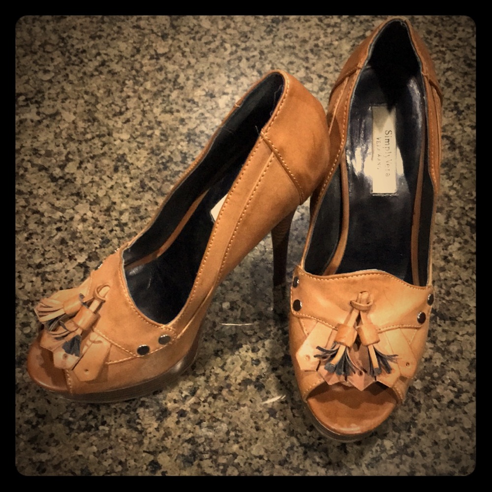 Vera wang camel peep toe heels with tassels